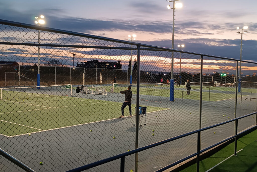 Μάθημα τένις στο Tennis Lab Cosmos Θεσσαλονίκη